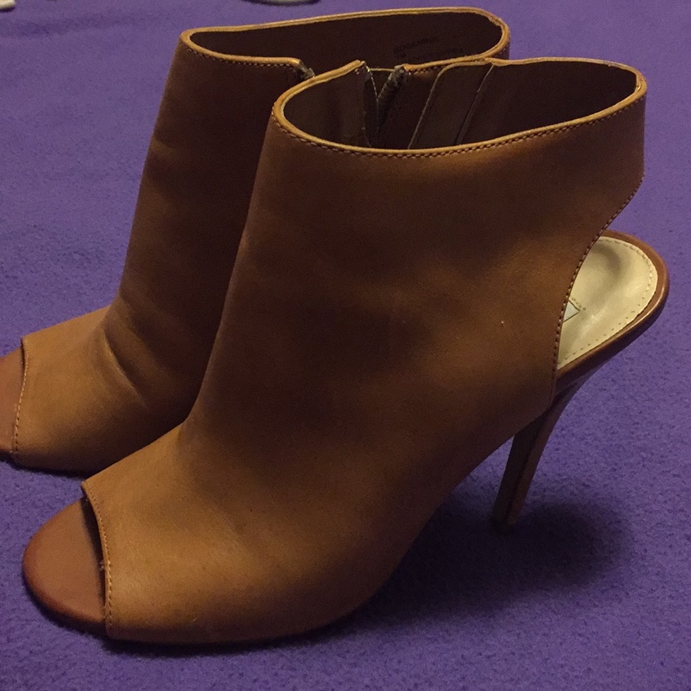 Peep toe leather heels 👢